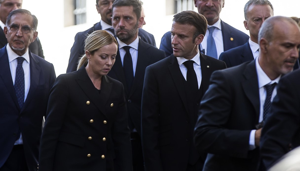Meloni-Macron a Palazzo Chigi dopo il funerale di Napolitano: faccia a faccia sui migranti senza delegazioni