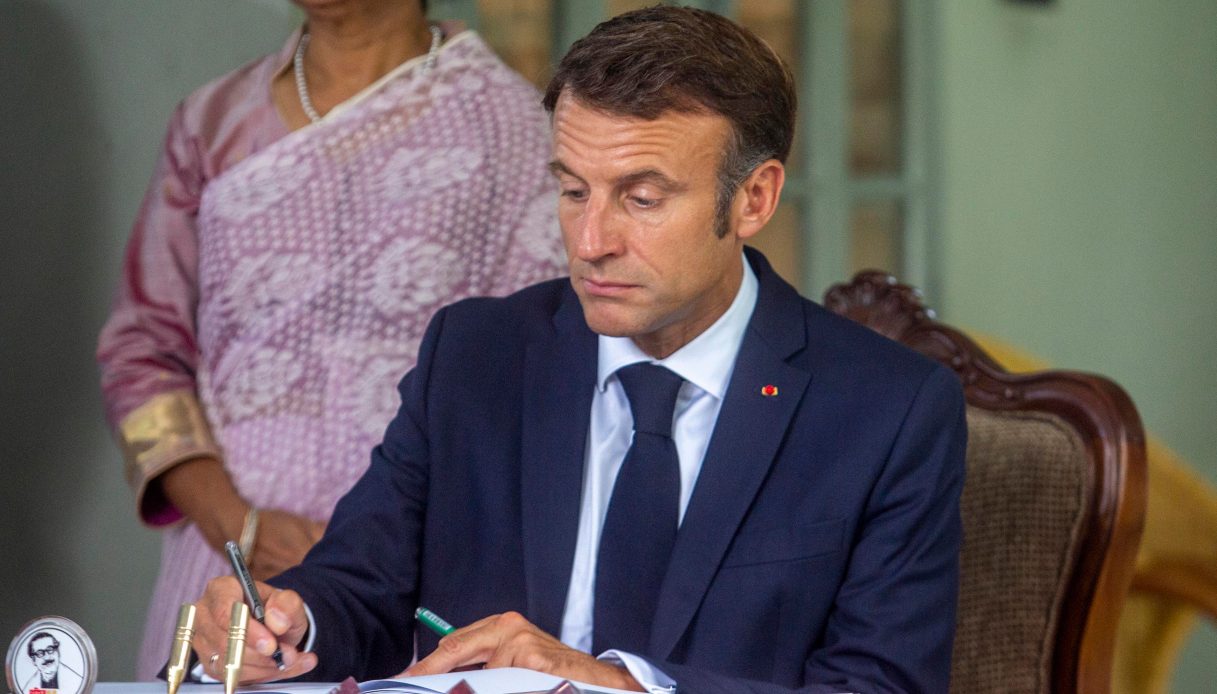 “The French ambassador is detained by the coup plotters in Niger and left without food.”