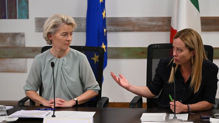 Von der Leyen e Meloni sono arrivate a Lampedusa, tensioni con cittadini:  “Come sempre io ci metto la faccia”