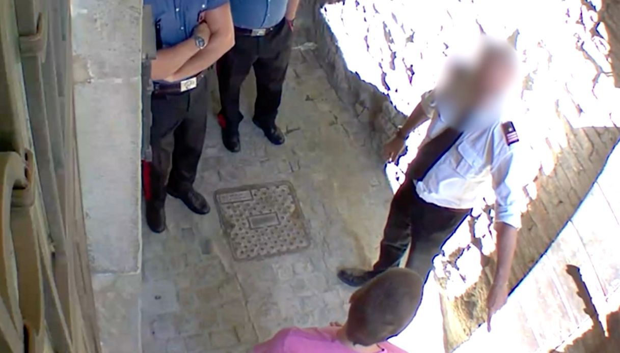 Un frame del video che immortala lo schiaffo dato dal carabiniere