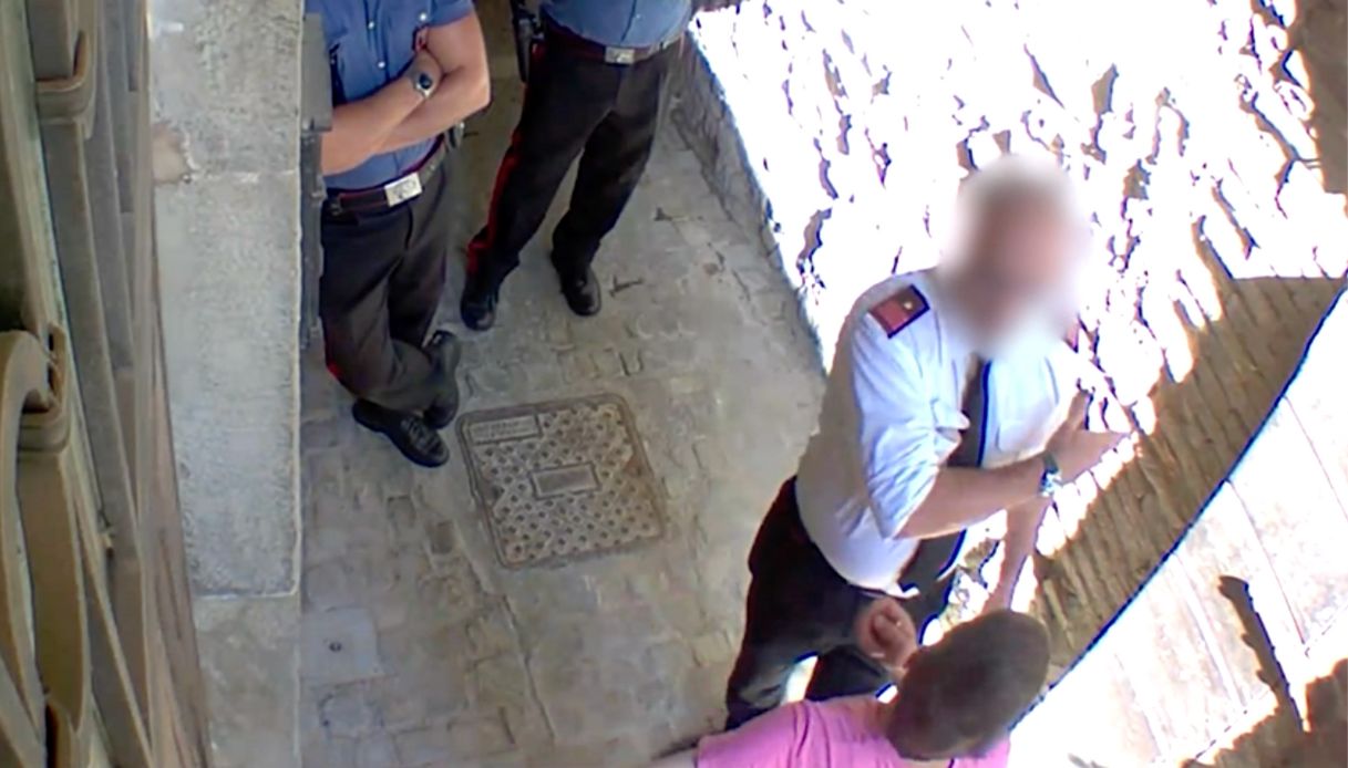 Il video del carabiniere che prende a schiaffi un uomo a Viterbo: era  intervenuto per la musica troppo alta