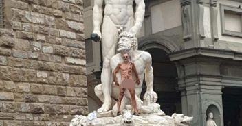 nudo-sulla-statua-piazza-della-signoria-firenze