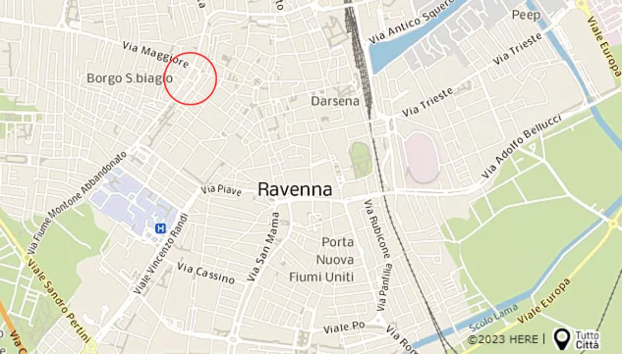 Omicidio a Ravenna in pieno centro dopo una lite, 47enne ucciso a coltellate: fermato un uomo di 62 anni
