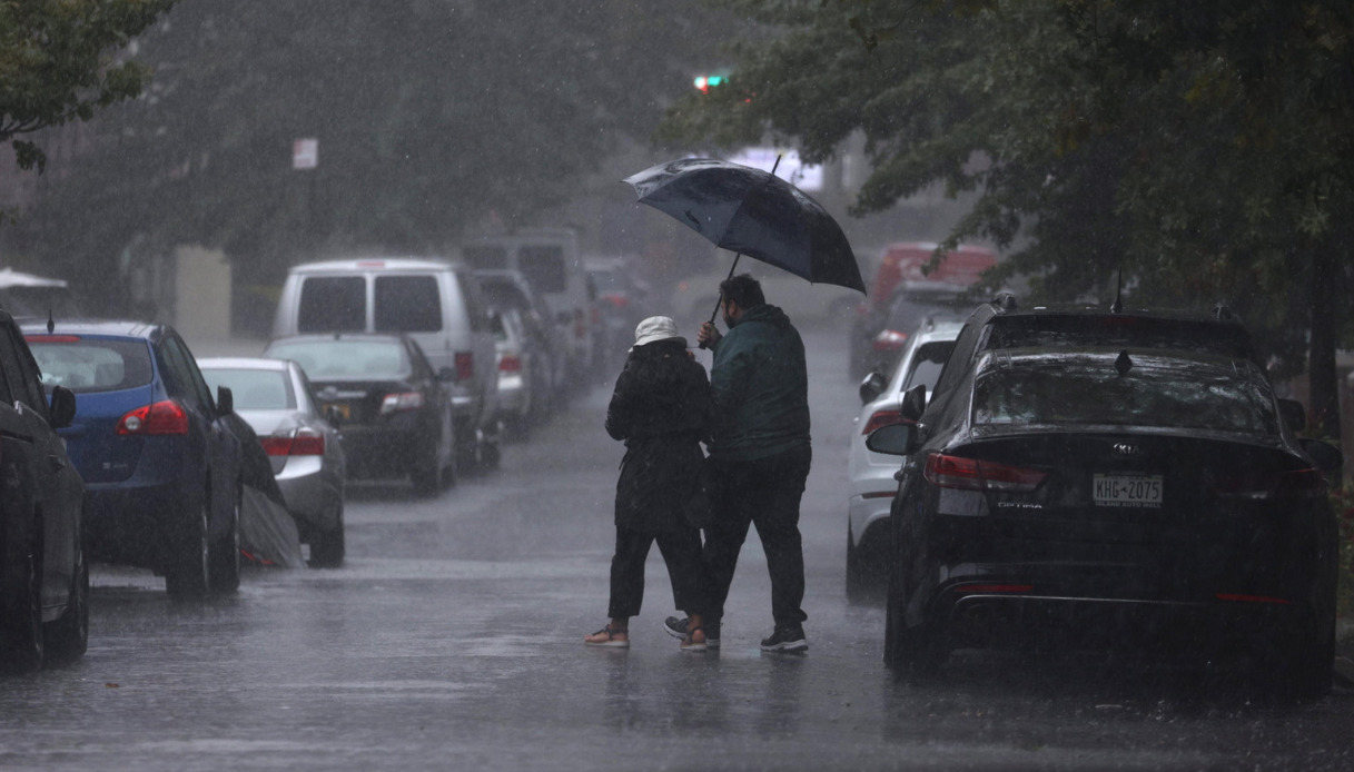 New York inondata dalle forti piogge, la governatrice Kathy Hochul dichiara lo stato d'emergenza: il video