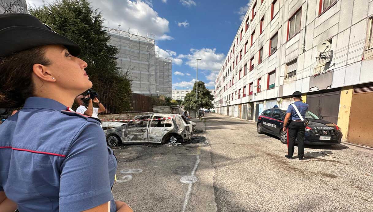 dà fuoco auto donna quarto