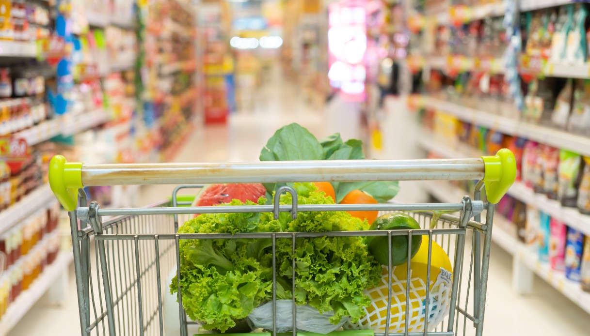 Perché olio d'oliva, zucchero e patate costano così tanto al supermercato:  quanto pesano i rincari sui prezzi