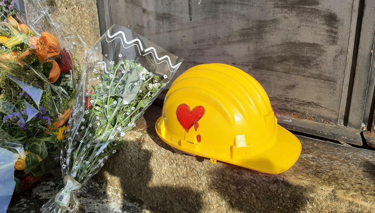 Fiori e un casco all'ingresso della stazione ferroviaria di Brandizzo