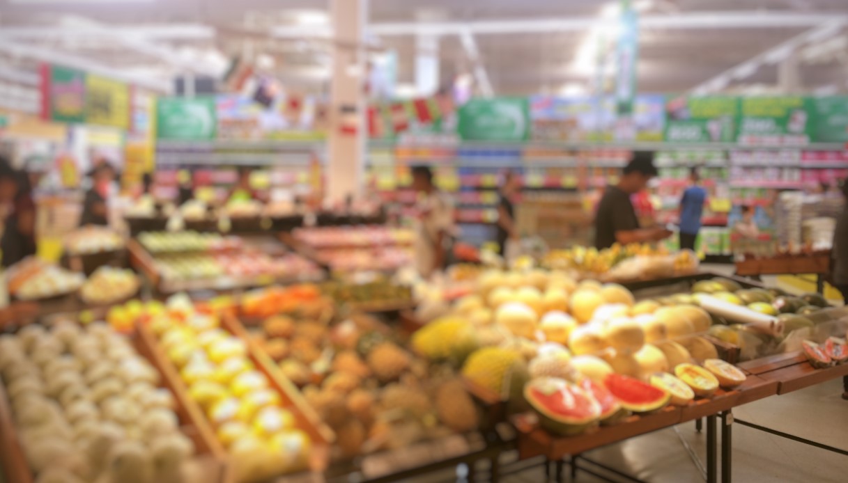 Perché olio d'oliva, zucchero e patate costano così tanto al supermercato: quanto pesano i rincari sui prezzi