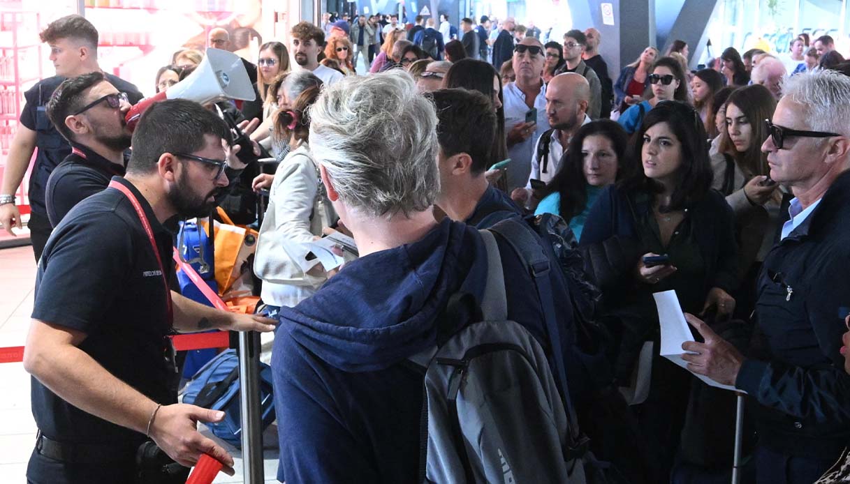 Circolazione treni sospesa a Napoli per il terremoto ai Campi Flegrei: ritardi e cancellazioni, scuole chiuse