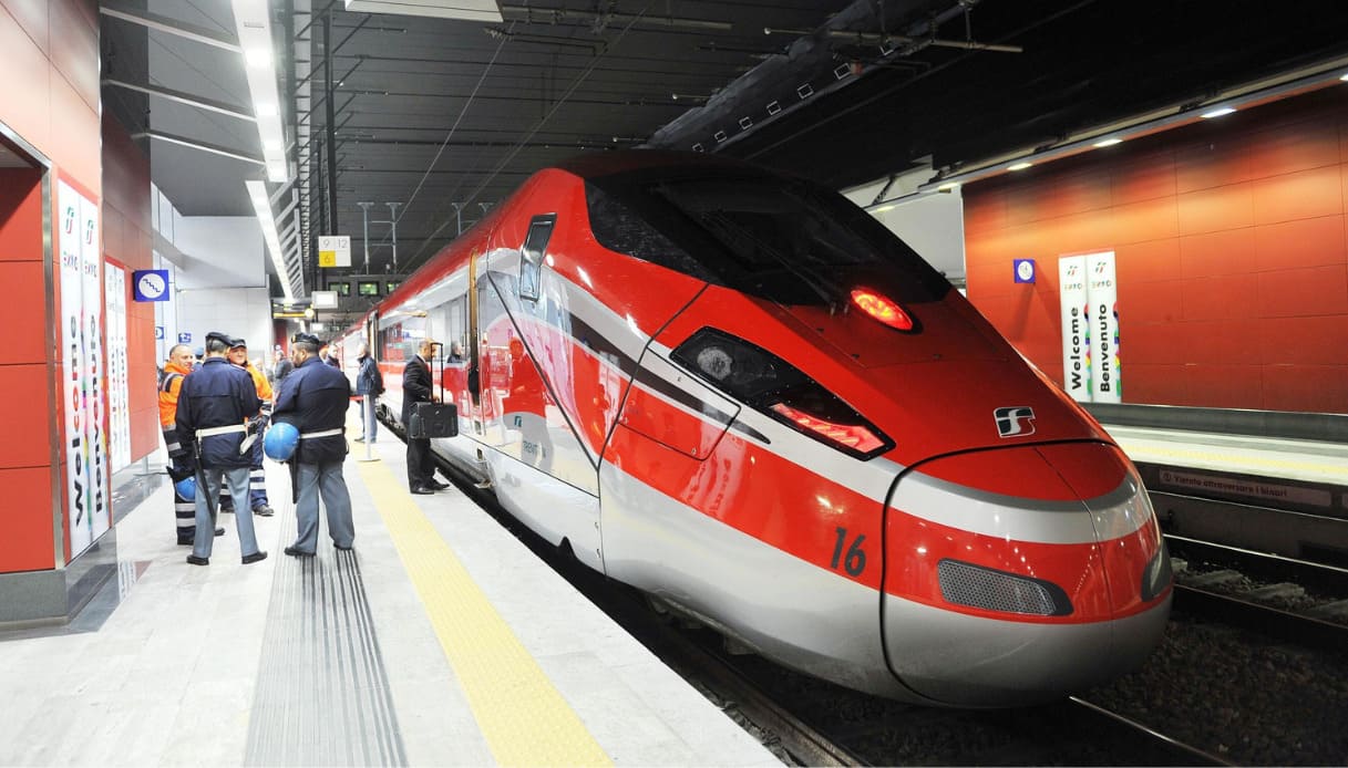 Persona investita dal treno a Torino, si tratterebbe di un suicidio: pioggia di cancellazioni e ritardi