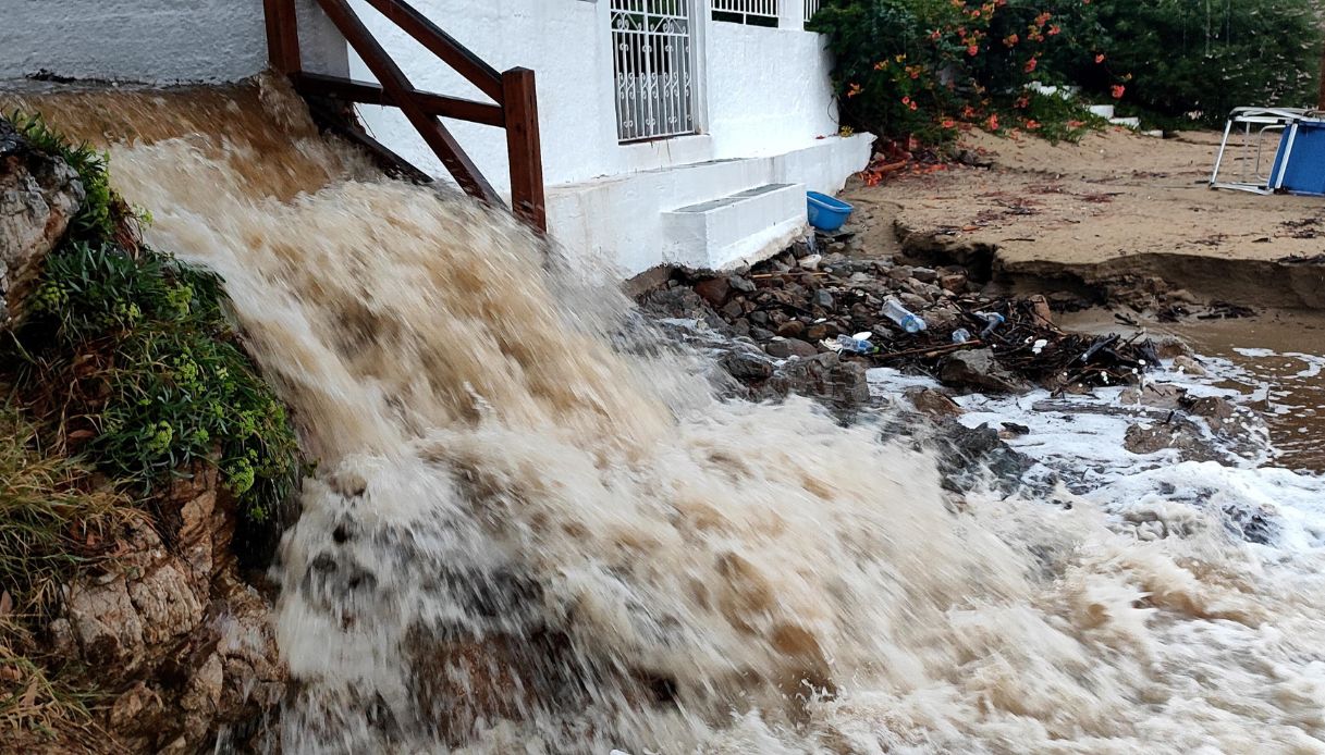 Το βίντεο της πλημμύρας στη Σκιάθο, οι δρόμοι γίνονται ποτάμια: το νερό εισβάλλει στις εγκαταστάσεις