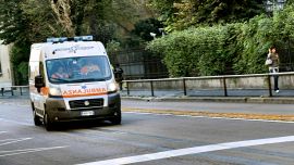 Idoso espancado e estuprado por uma hora no hall de entrada de Sesto San Giovanni: abuso capturado pelas câmeras