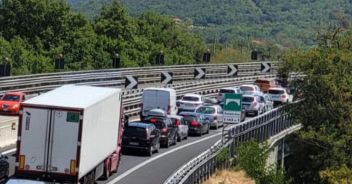 Camion si ribalta sull’A1 a Firenze Sud e finisce contro tre auto