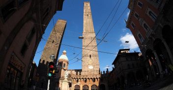 Torre Garisenda e Torre degli Asinelli a Bologna
