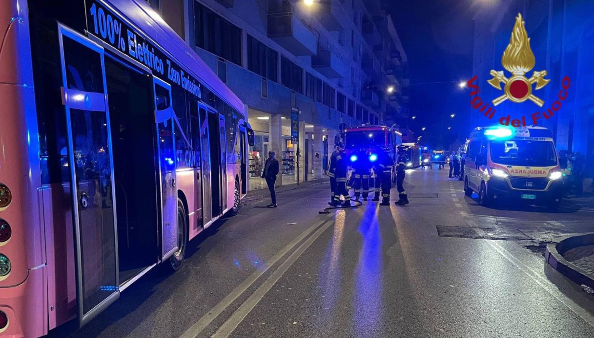Autobus di linea finisce contro un pilastro dei portici a Mestre: le immagini dell'incidente
