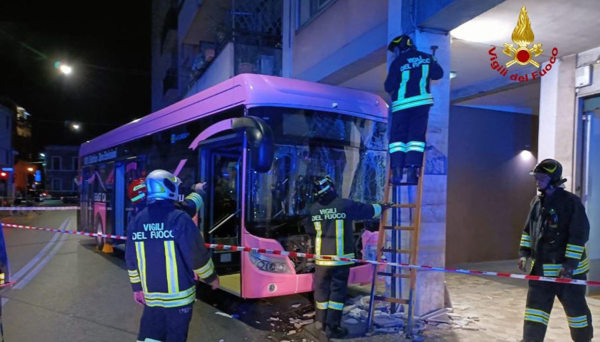 Autobus Di Linea Finisce Contro Un Pilastro Dei Portici A Mestre: Le ...