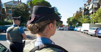 Cerca di baciare una carabiniera in Cpr