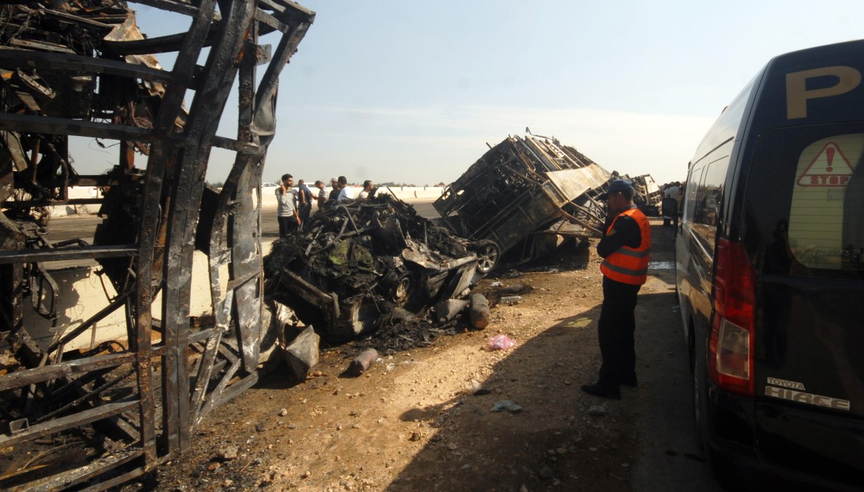 Maxi incidente stradale in Egitto, almeno 32 morti nello scontro tra autobus e diverse auto: vetture in fiamme