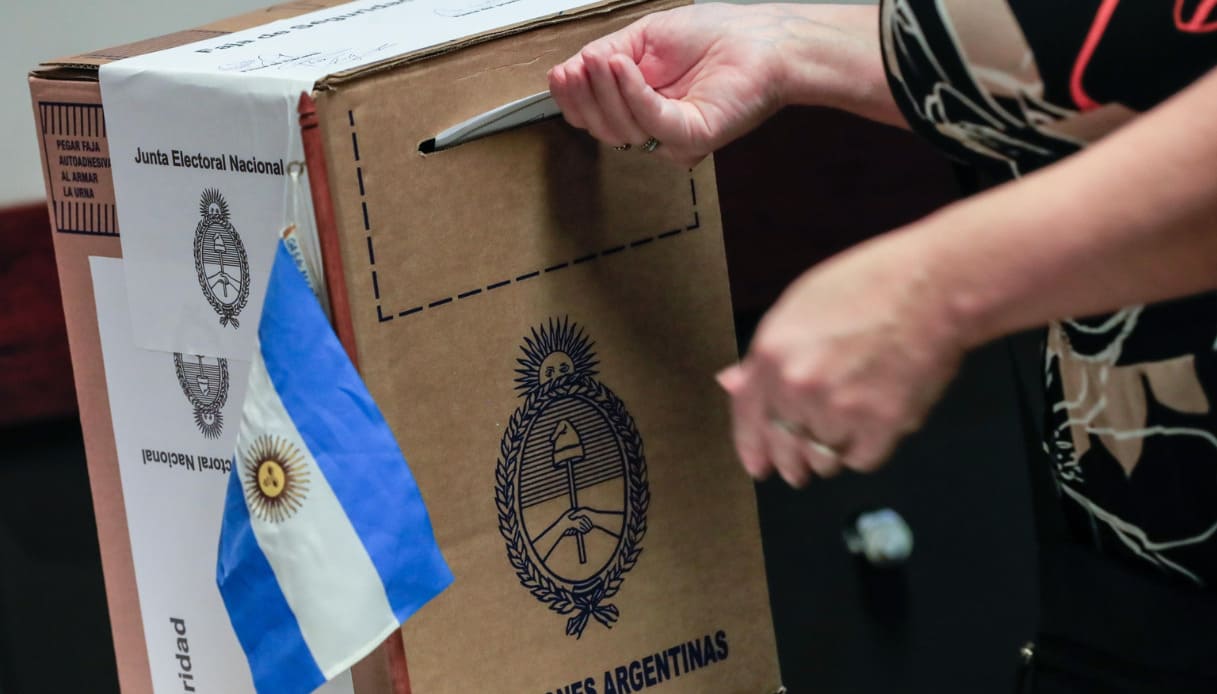 Elezioni presidenziali in Argentina, oltre 35 milioni al voto nel mezzo della crisi: favorito Javier Milei