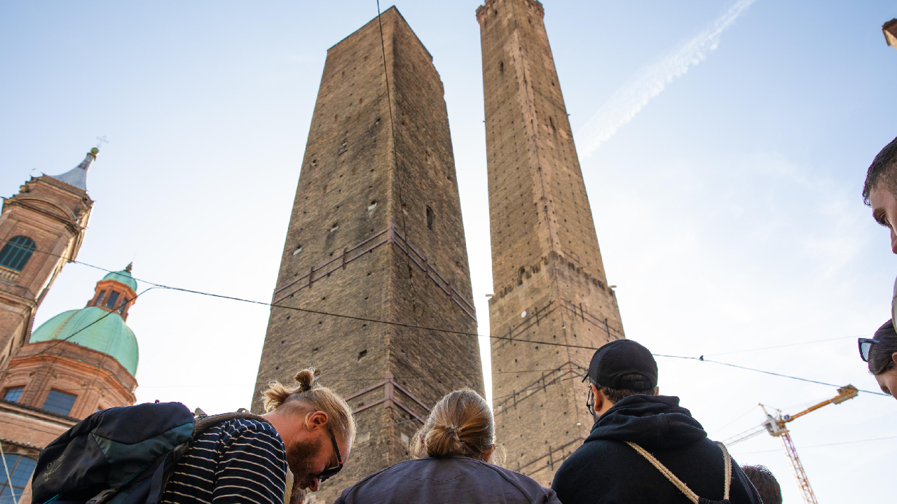 Oscillazioni Della Garisenda A Bologna La Piazza Sotto Le Due Torri Rester Chiusa Per Anni