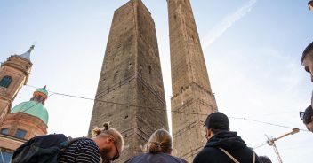 Oscillazioni della Garisenda a Bologna, la piazza sotto le Due Torri resterà chiusa per anni