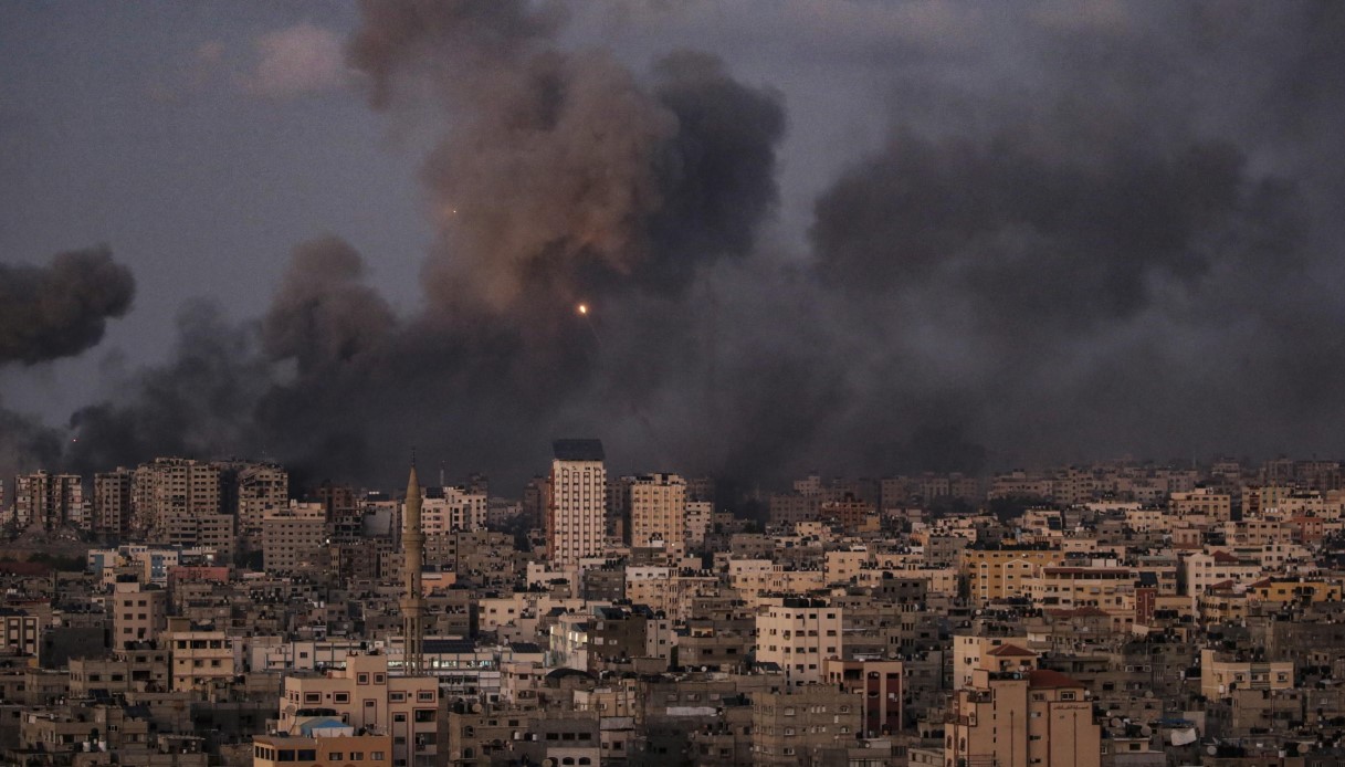 Hamas blocca i civili a Gaza dopo l'ordine di evacuazione di Israele: i racconti dei testimoni, panico totale