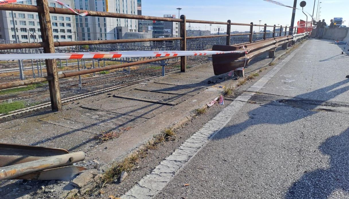 Autopsia sull'autista del bus dopo la tragedia a Mestre: la pista del malore, disposta perizia sul guardrail