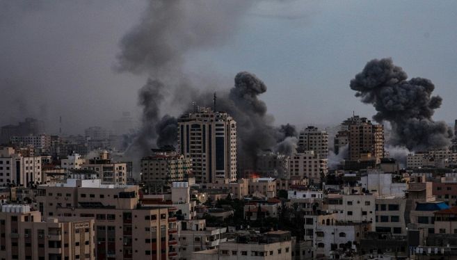 Guerra Israele-Hamas, ultime news di oggi: raid su moschea, colpiti aeroporti di Damasco e Aleppo
