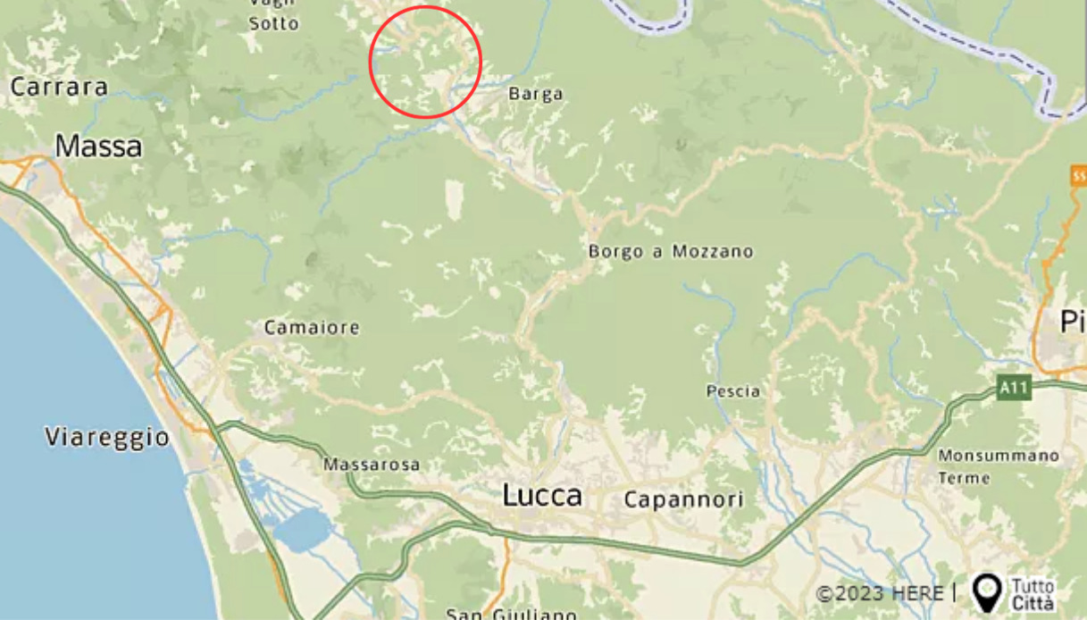 Morto 51enne in un incidente in moto a Castelnuovo di Garfagnana nel Lucchese: l'urto letale con un furgoncino