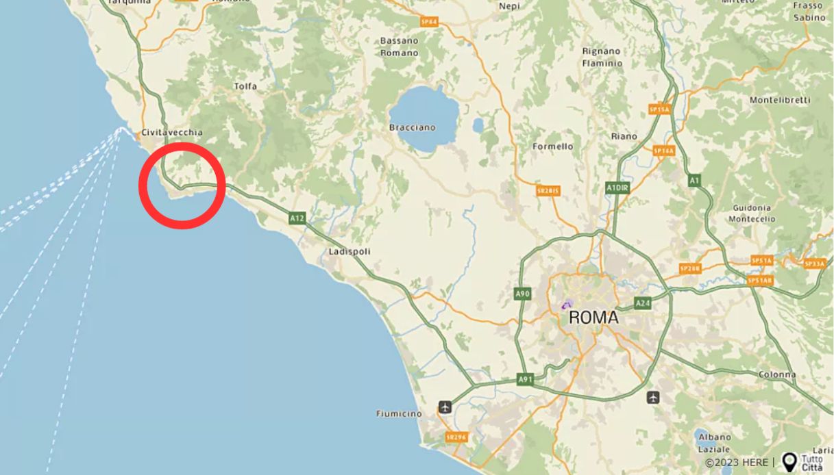 Carabinieri sparano a un'auto durante un inseguimento tra Civitavecchia e Santa Marinella: ci sono dei feriti