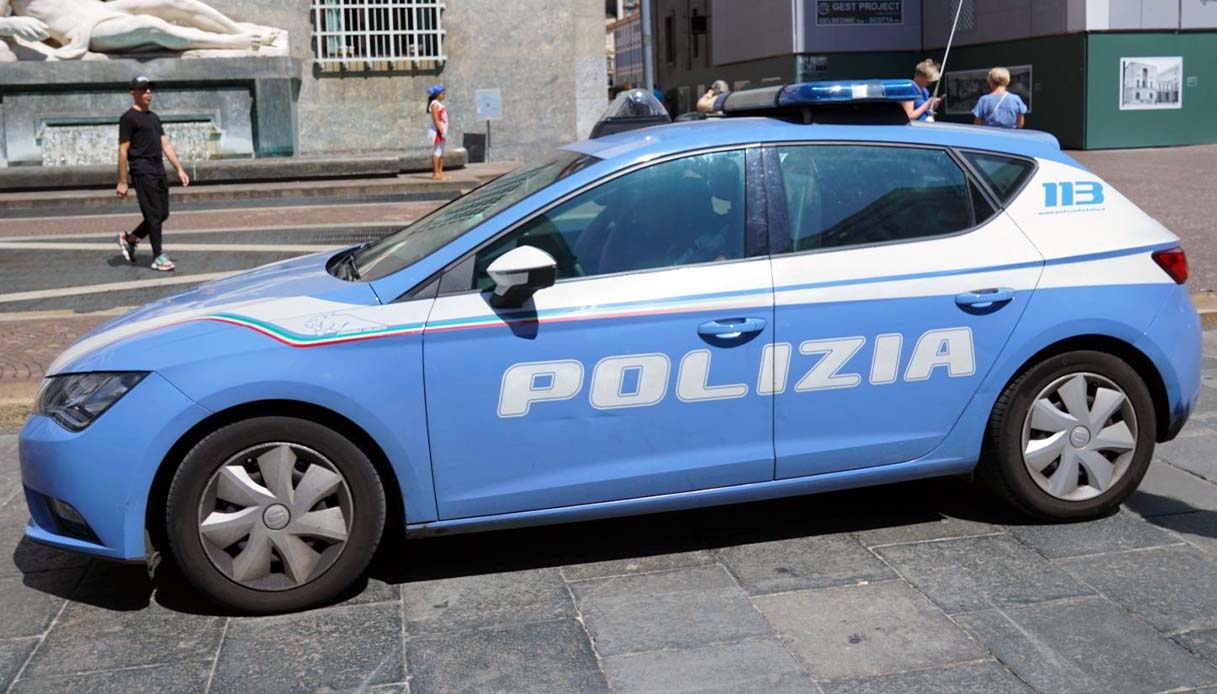 AMADEUS SALUTA LA POLIZIA DI STATO E I COLLEGHI DEL COMMISARIATO