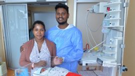 She gives birth on the Dubai-Malpensa flight thanks to a doctor on board: the baby weighs 3 kilograms and is fine