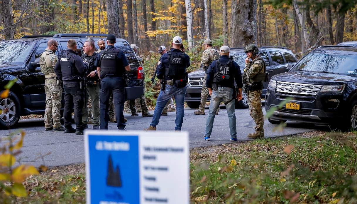 Robert Card, il killer della strage di massa nel Maine, si è ucciso: trovato morto nei boschi dopo la caccia