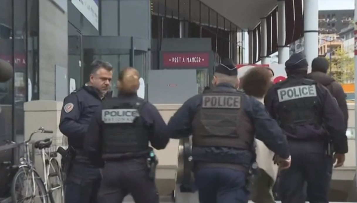 Donna grida "Allah Akbar" e minaccia di farsi esplodere a Parigi: la Polizia spara, caos alla stazione metro