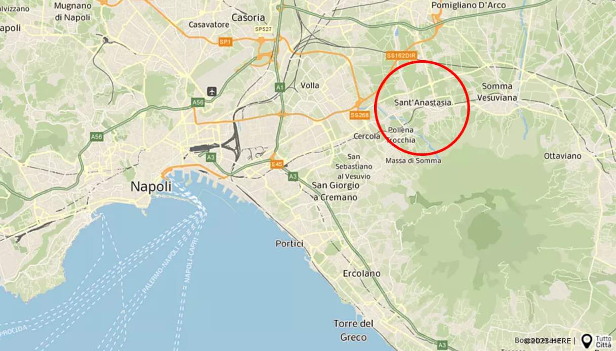 Rissa e spari a Sant'Anastasia vicino Napoli davanti al McDonalds's: due feriti gravi, giovane rischia la vita
