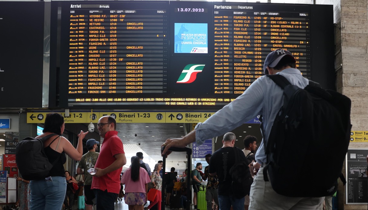 Sciopero nazionale mezzi pubblici venerdì 20 ottobre, si fermano anche treni e aerei: tutti i voli garantiti