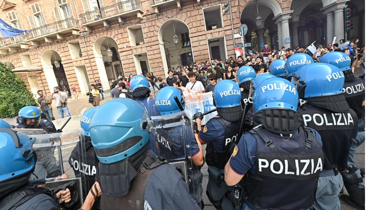 Corteo anti-Meloni a Torino e scontri tra studenti e polizia: manifestante colpito alla testa in una carica