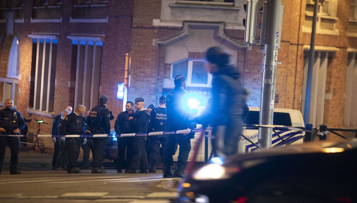 Spari in centro a Bruxelles, uccisi due svedesi: l’aggressore ha usato un kalashnikov