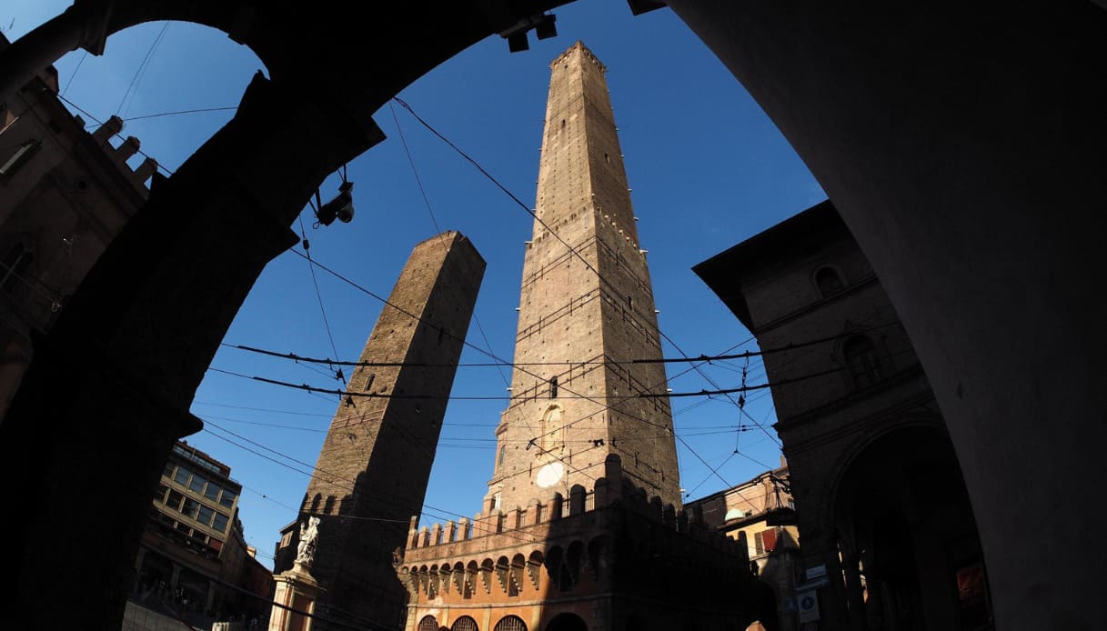 Torre Garisenda di Bologna a rischio crollo, sensori in allarme: scattano i controlli, traffico bloccato