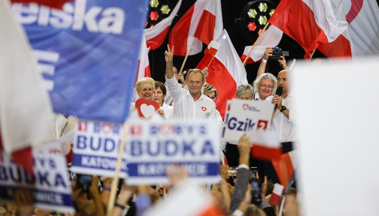 Nelle elezioni in Polonia Morawiecki sfida Tusk: urne aperte, chi è favorito secondo i sondaggi