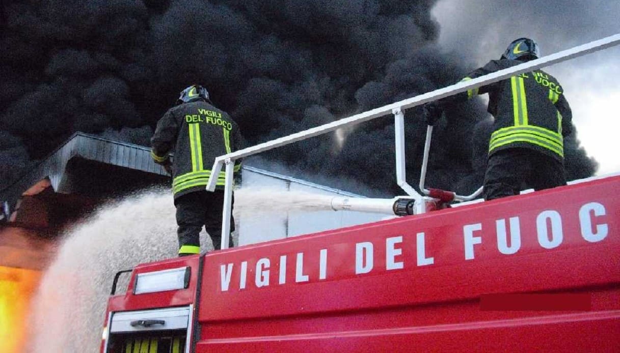Incendio a Passo Corese nella zona di Rieti vicino al magazzino Amazon ...