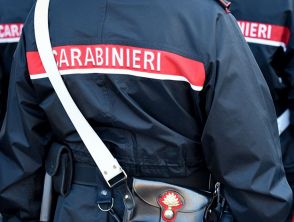 Picchiava la madre anziana, arrestato 45enne: la sorella in ospedale con ematomi e ustioni sulle braccia