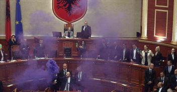 albania-parlamento-fumogeni