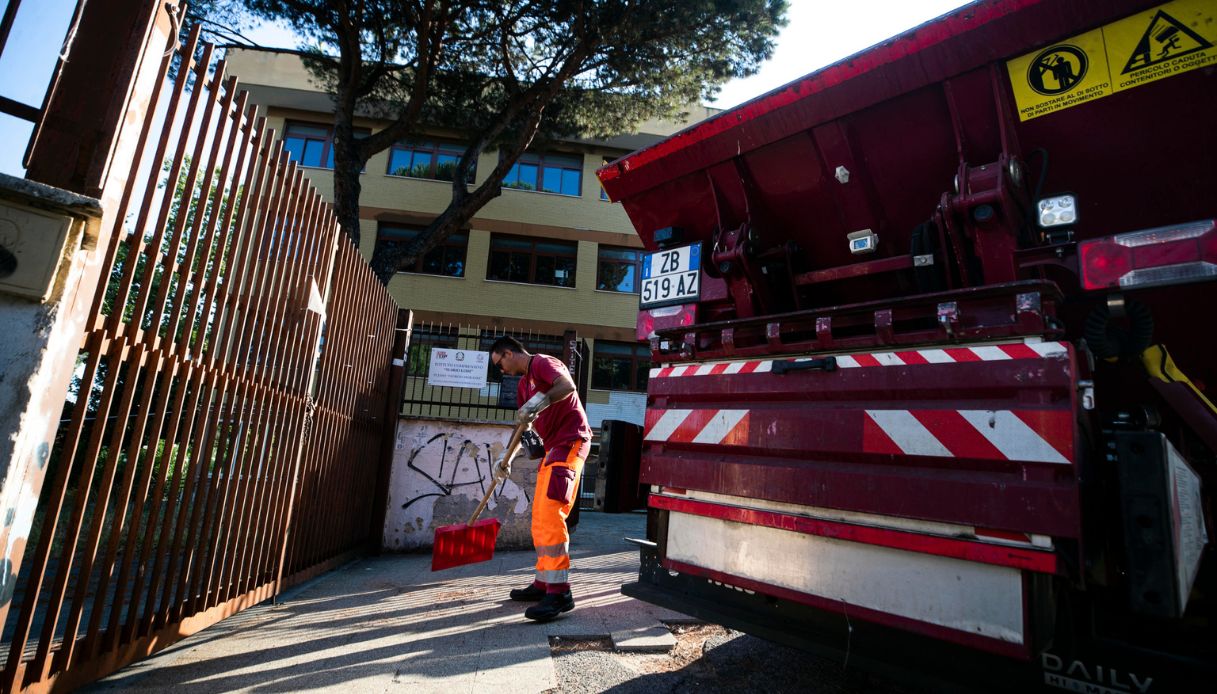 Bonus Natale fino a 600 euro per i netturbini di Roma: accordo coi sindacati per arginare il problema rifiuti