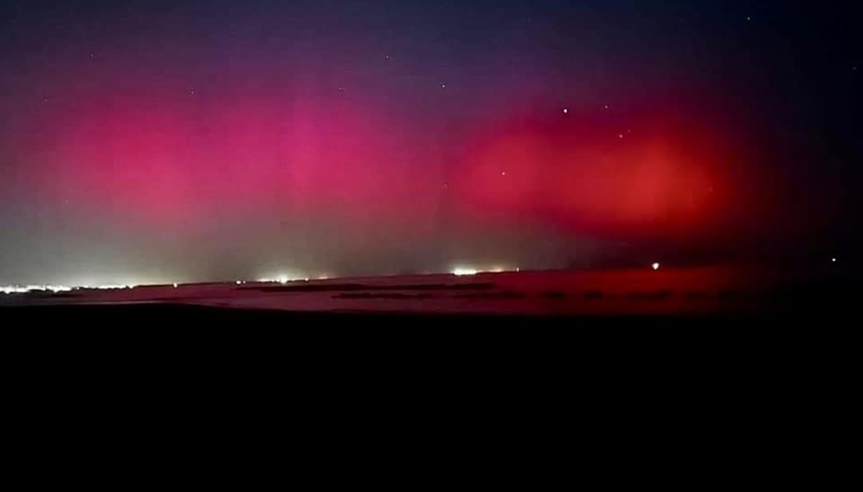 Perché l'aurora boreale è stata visibile anche dall'Italia da Nord a Sud:  le foto fanno il giro dei social