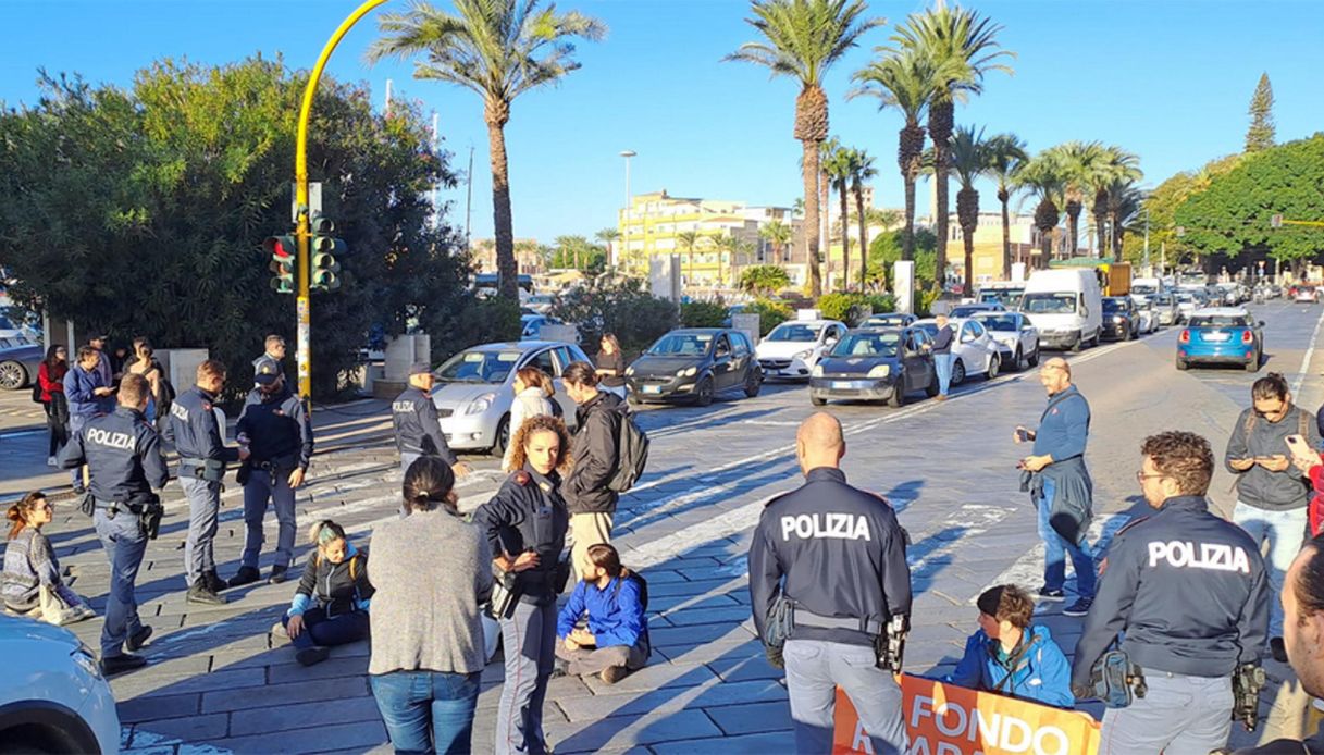 Blitz attivisti di Ultima Generazione a Cagliari e Milano: tensione con  automobilisti, interviene la polizia