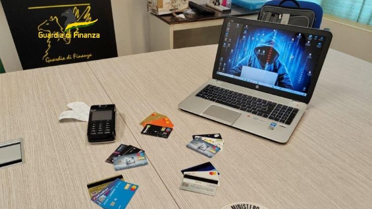 Accusati di clonare le carte di credito ai clienti del loro hotel a Rimini: truffa  da migliaia di euro