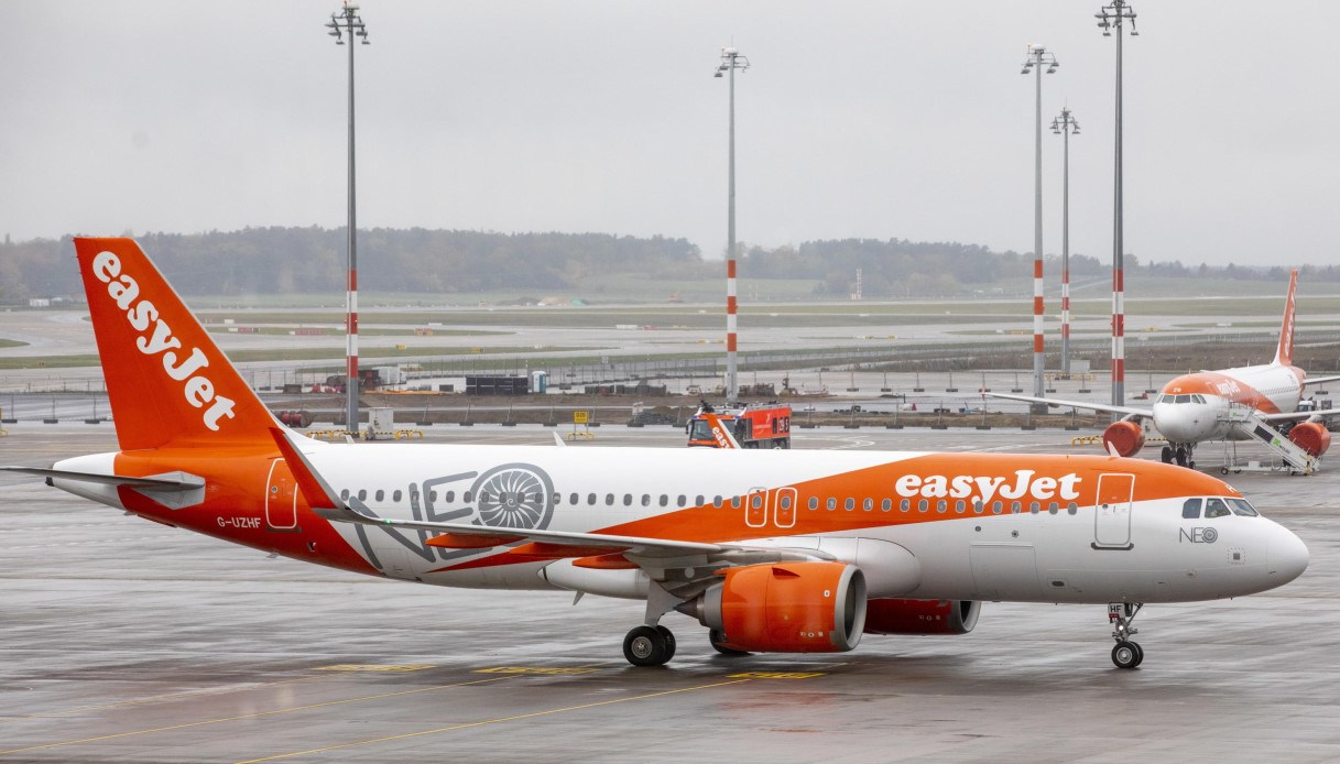 Sciopero aerei di EasyJet lunedì 6 novembre 2023, possibili ritardi e cancellazioni: orari e voli coinvolti