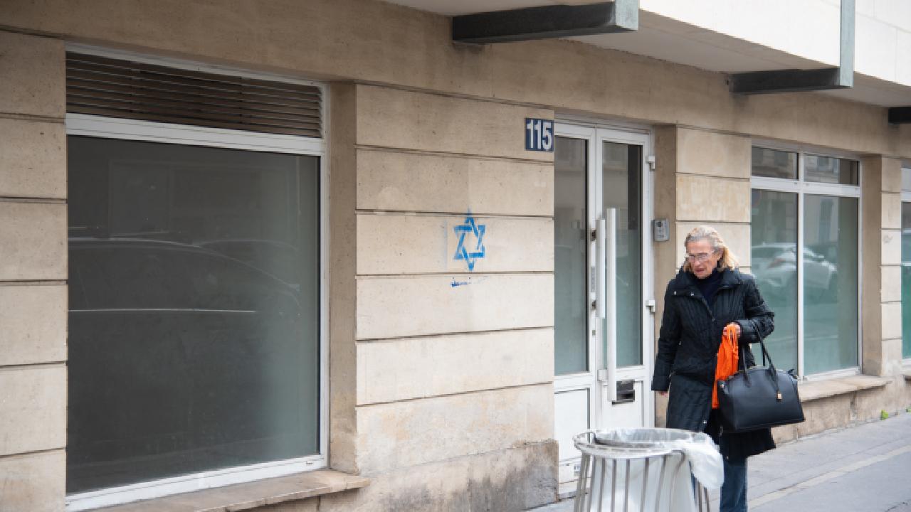 Donna ebrea accoltellata in Francia a Lione, svastica incisa sulla porta
