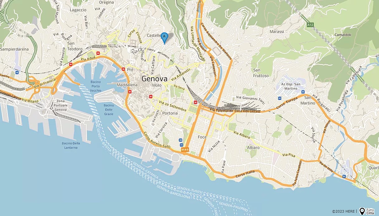 Muraglione crollato nel quartiere Castelletto di Genova: auto e detriti finiti su un palazzo dopo nubifragio